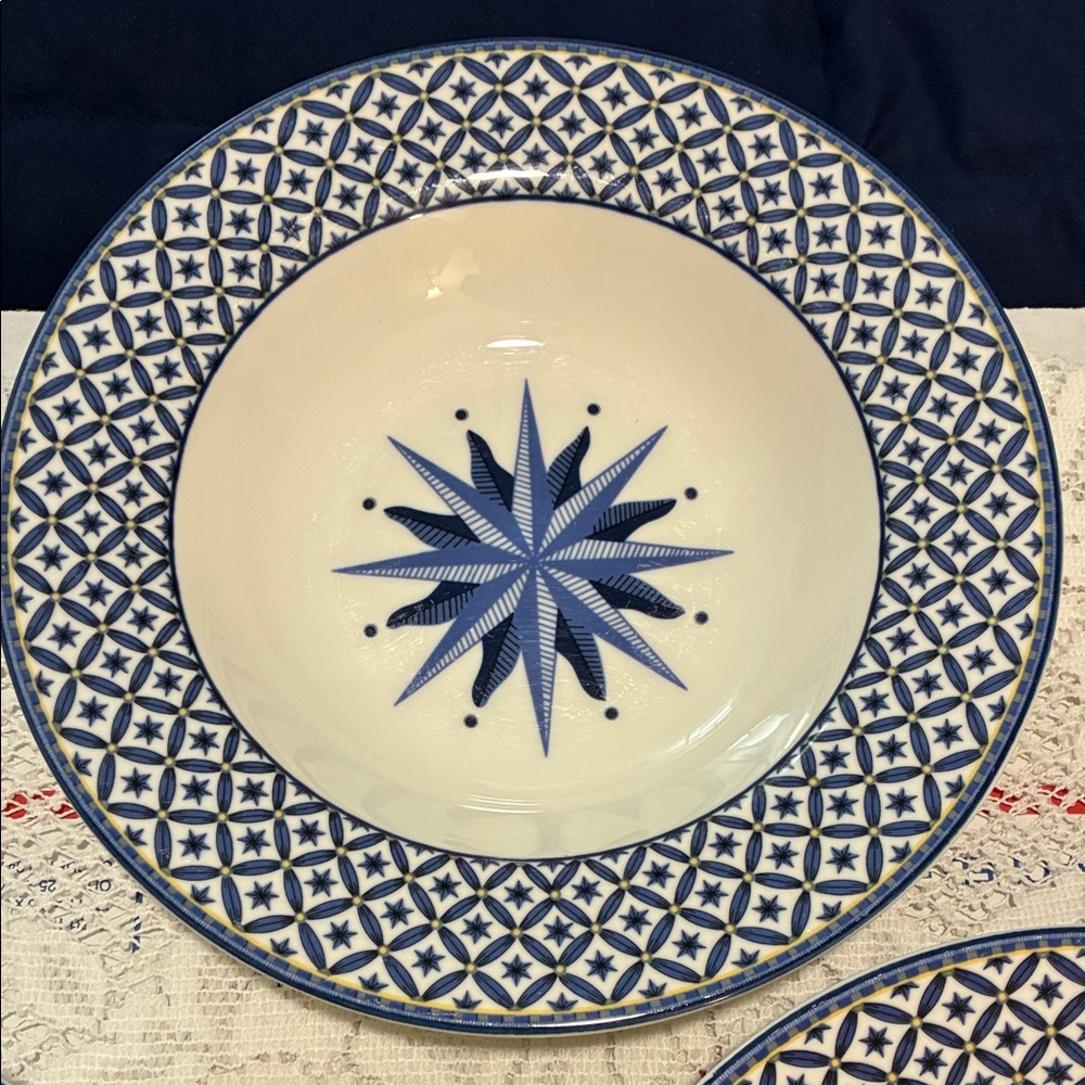 Victoria Beale 4 Bowls Williamsburg 9026 Porcelain Made in Indonesia - Picture 2 of 10